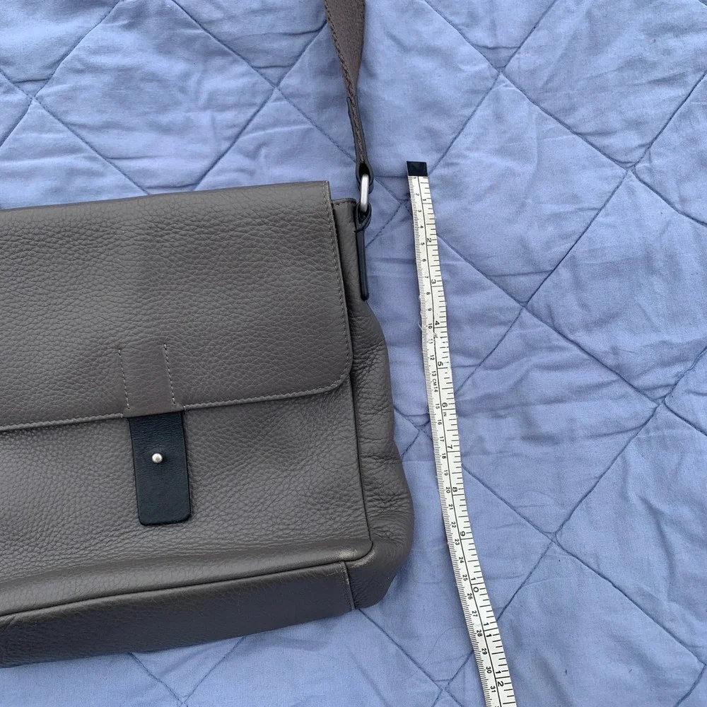 Vintage 2000s ECCO Ely pebbled leather men's crossbody messenger bag in grey